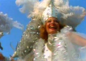 Ana Preta (Glória Menezes) pulando carnaval na Marquês de Sapucaí, em Pai Herói