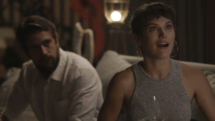 Clara (Bianca Bin) e Renato (Rafael Cardoso) em O Outro Lado do Paraíso