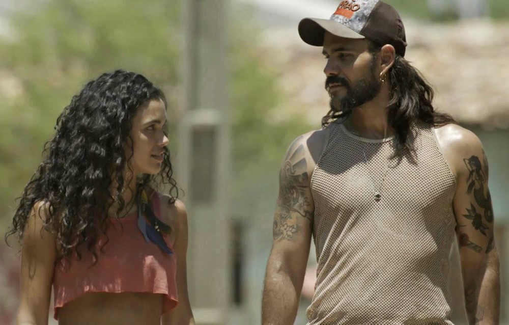 Cleo (Giovana Cordeiro) e Mariano (Juliano Cazarre) de O Outro Lado do Paraiso