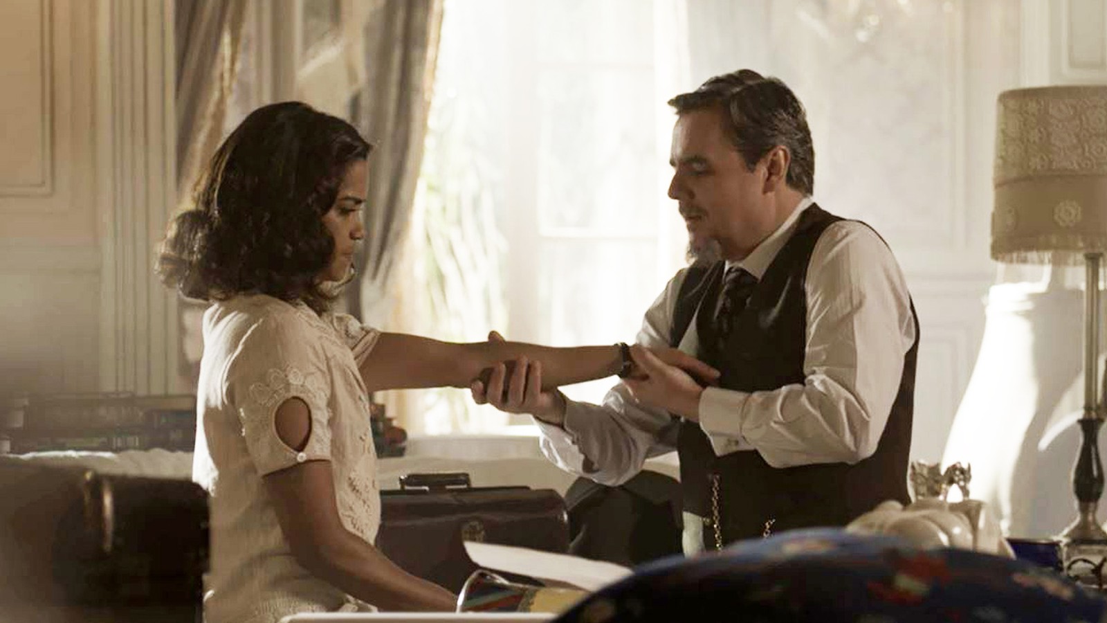 Eunice (Lucy Alves) e Reinaldo (Cassio Gabus Mendes) de Tempo de Amar