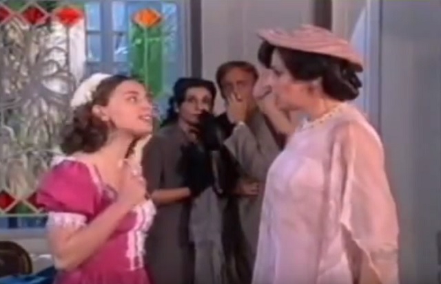 Machucada pela vida, Clara (Regiane Alves) senta a mão na cara da vilã Melânia (Glauce Graieb), em Fascinação