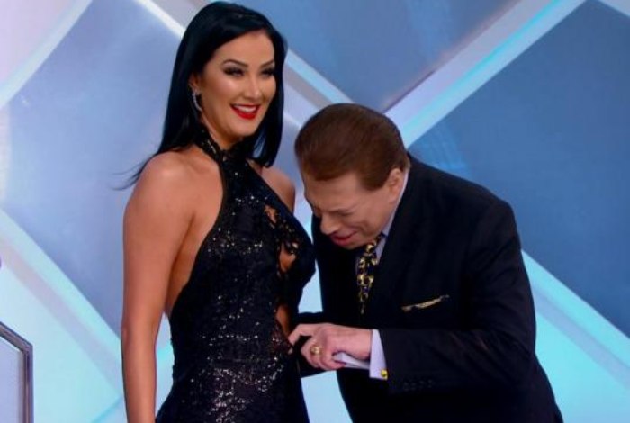 Silvio confere decote de Helen no palco (Reprodução/SBT)