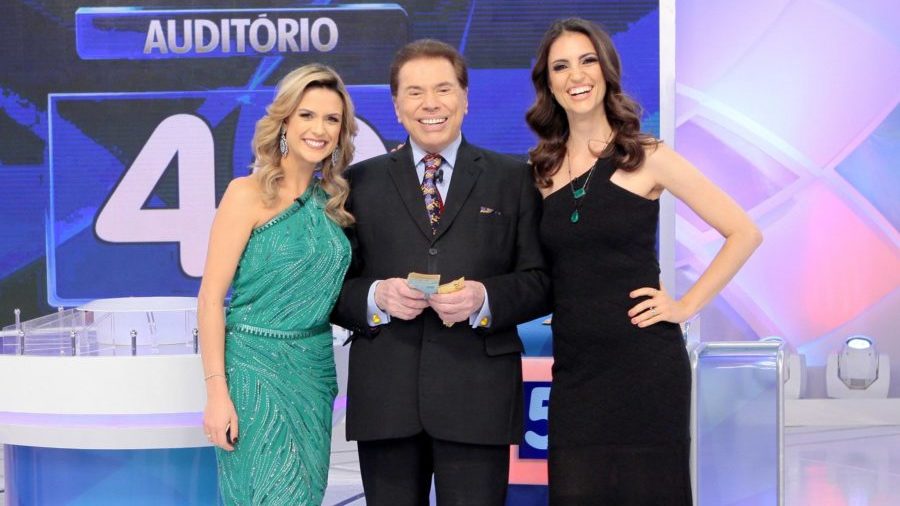 Silvio Santos recebe Beca Milano e Chris Flores no Jogo das 3 Pistas