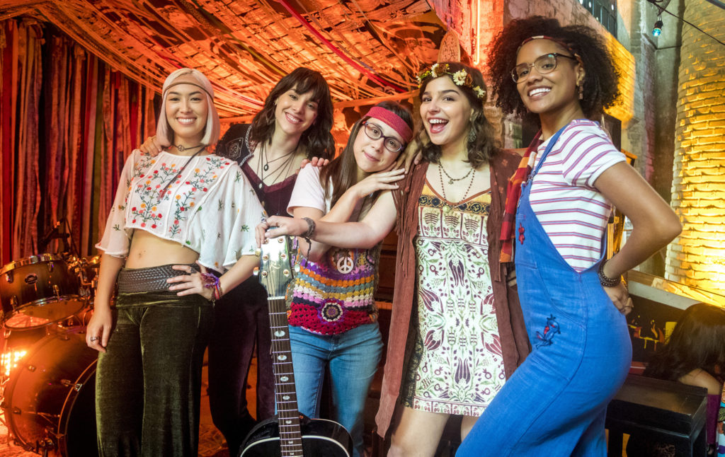 Tina (Ana Hikari), Lica (Manoela Aliperti), Benê (Daphne Bozaski), Keyla (Gabriela Medvedovski) e Ellen (Heslaine Vieira) em Malhação Viva a Diferença