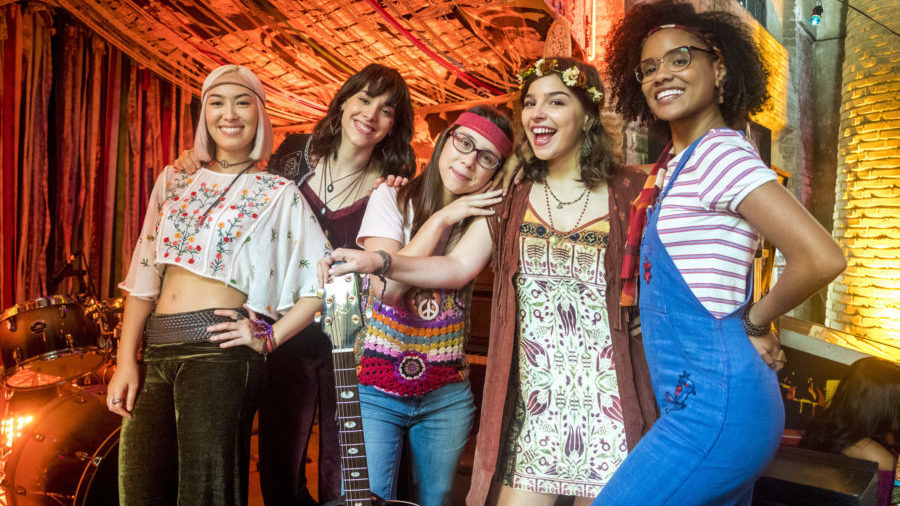 Tina (Ana Hikari), Lica (Manoela Aliperti), Benê (Daphne Bozaski), Keyla (Gabriela Medvedovski) e Ellen (Heslaine Vieira) em Malhação Viva a Diferença