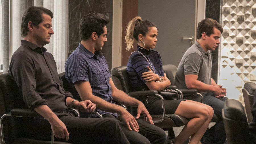 Julgamento dos ladrões: Malagueta (Marcelo Serrado), Agnaldo (João Baldasserini), Sandra Helena (Nanda Costa) e Júlio (Thiago Martins).