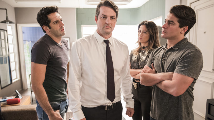 Malagueta (Marcelo Serrado) desabafa com Julio (Thiago Martins), Sandra (Nanda Costa) e Agnaldo (João Baldasserini). Chora emocionado e eles consolam
