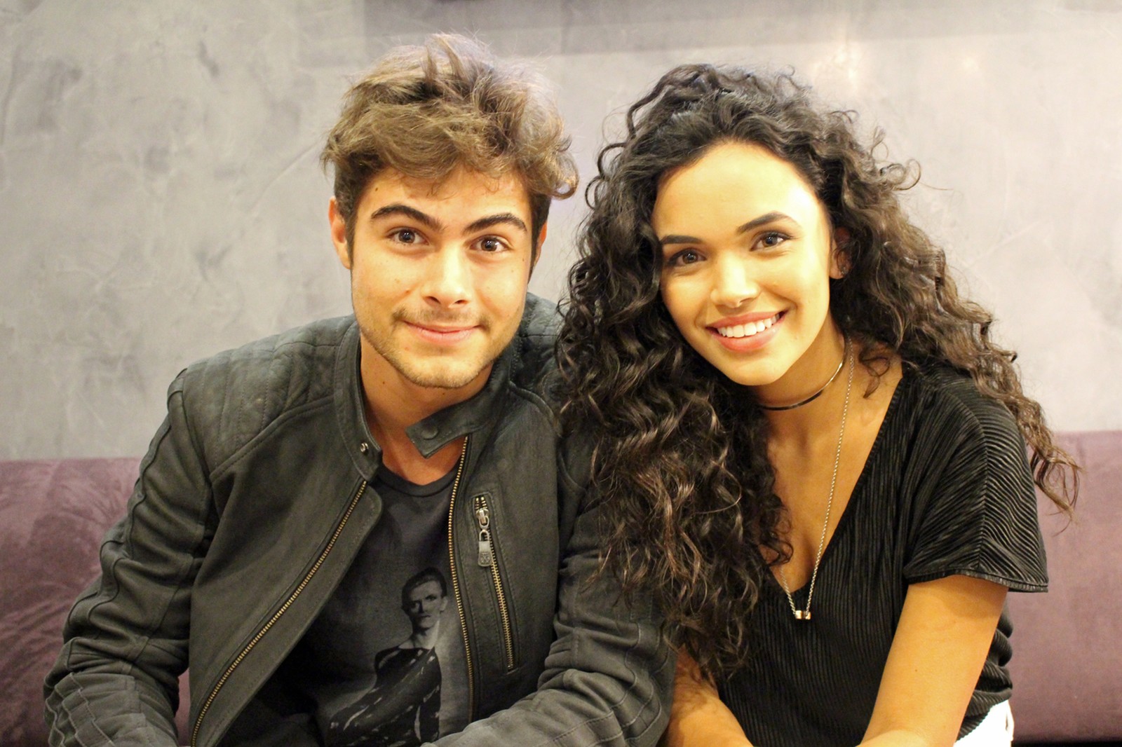 Rafael Vitti e Giovana Cordeiro nos bastidores de Rock Story