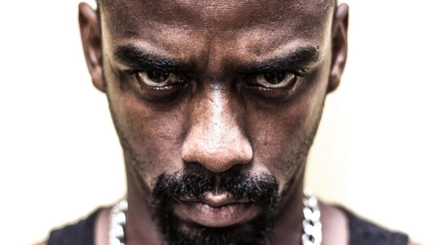 Rapahel Logam como Evandro, protagonista da série Ouro Branco
