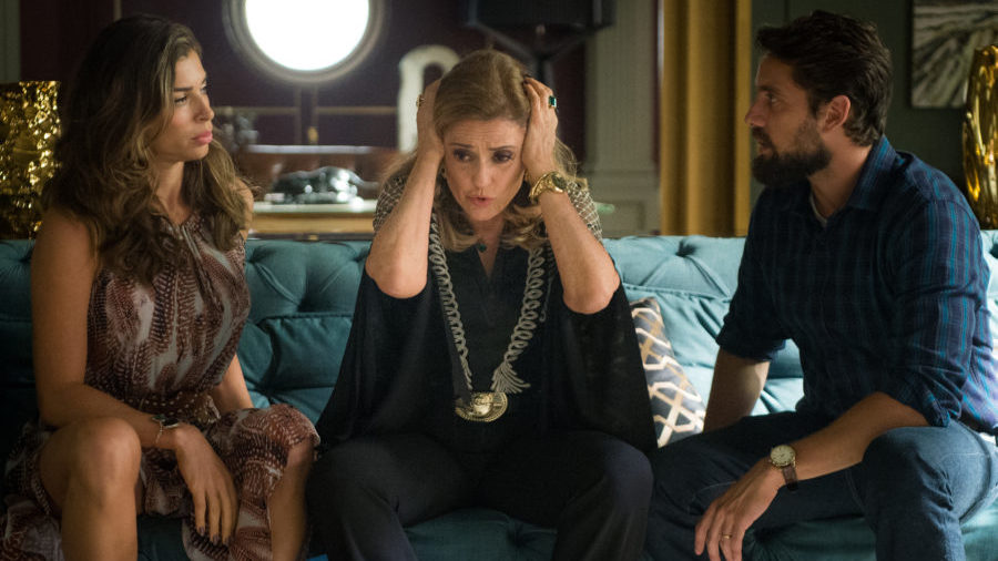 Sophia (Marieta Severo) surta e Renato (Rafael Cardoso) tenta controlá-la em O Outro Lado do Paraíso