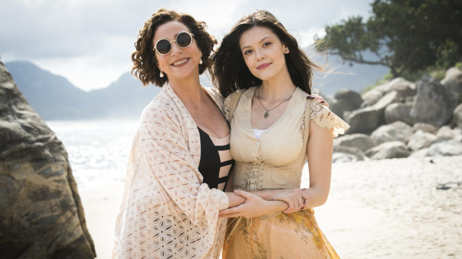 Celeste Hermínia (Marisa Orth) e Maria Vitória (Vitória Strada) em Tempo de Amar