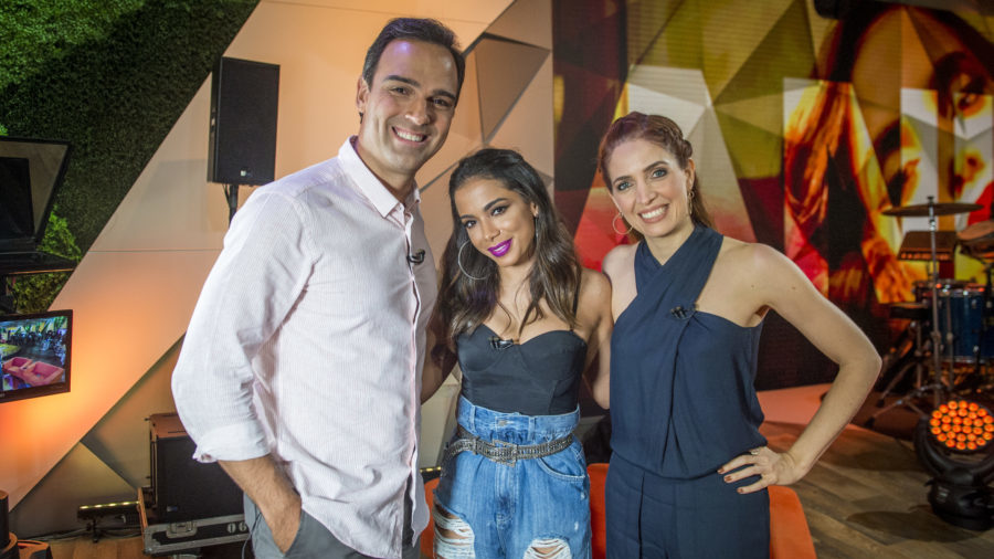 Tadeu e Polianna Abritta recebem Anitta no palco do Fantástico