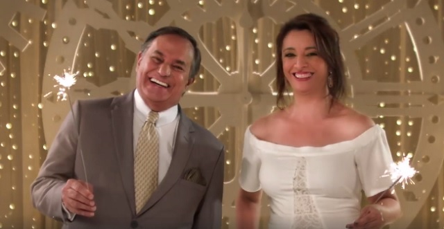 Ronnie Von e Cátia Fonseca durante vinheta de fim de ano da TV Gazeta