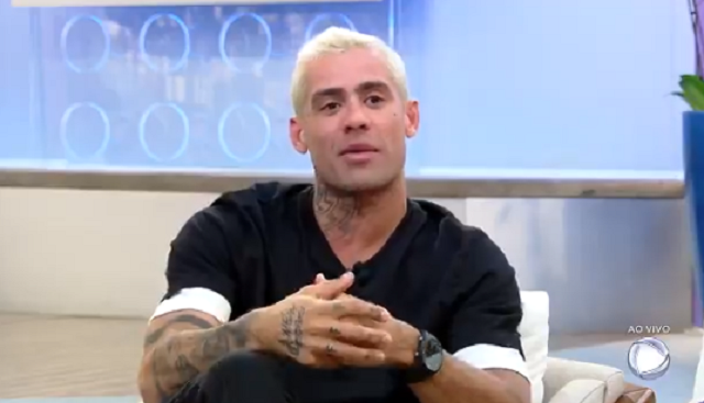 Yuri assiste depoimento emocionante de Monick no programa Hoje em Dia