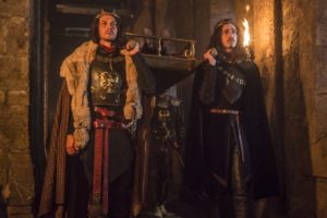 Afonso (Romulo Estrela) e Rodolfo (Johnny Massaro) carregam o corpo de Crisélia (Rosamaria Murtinho) em Deus Salve o Rei
