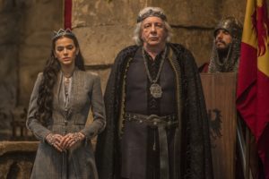 Catarina (Bruna Marquezine) e Augusto (Marco Nanini) vão ao enterro de Crisélia