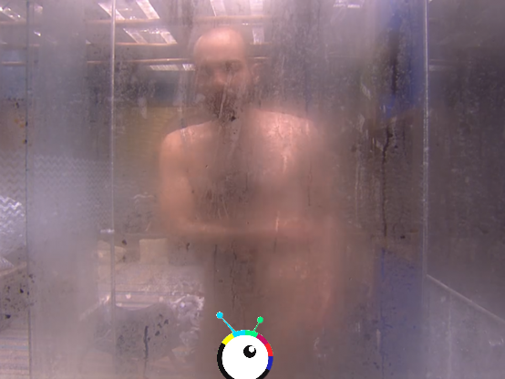 Mahmoud toma banho completamente pelado no BBB18 (Divulgação)
