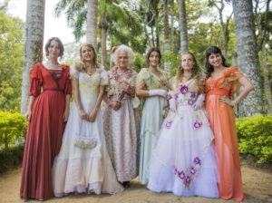 Ofélia ( Vera Holtz ) e as filhas: Elisabeta (Nathalia Dill); Jane (Pamela Tomé); Cecília (Anaju Dorigon); Lídia (Bruna Griphão) e Mariana (Chandelly Braz) em Orgulho e Paixão