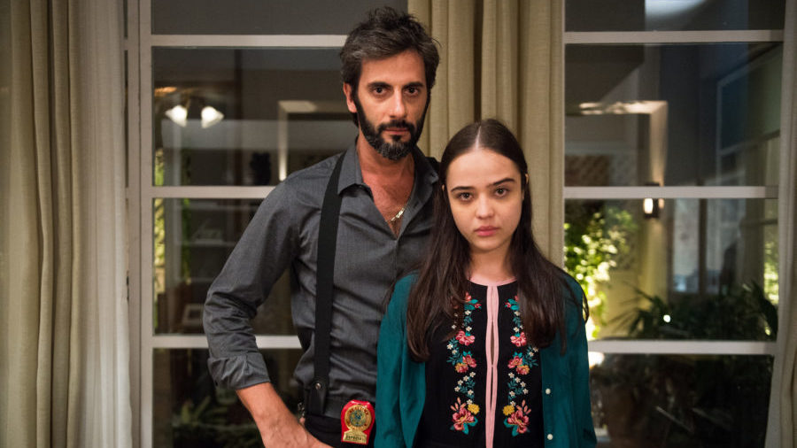 Vinicius (Flavio Tolezani) e Laura (Bella Piero) em O Outro Lado do Paraíso