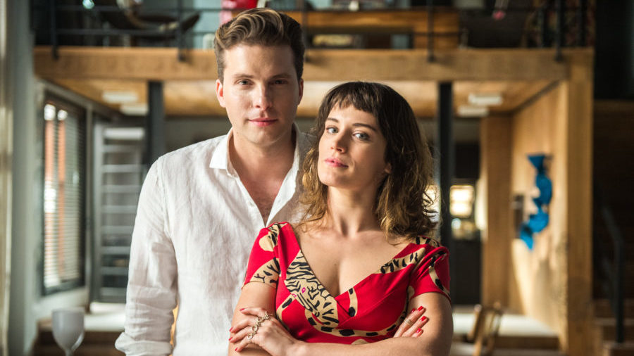 Clara (Bianca Bin) e Patrick (Thiago Fragoso) em O Outro Lado do Paraíso