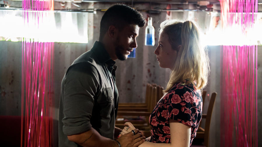 Karina (Malu Rodrigues) e Diego (Arthur Aguiar) em O Outro Lado do Paraíso