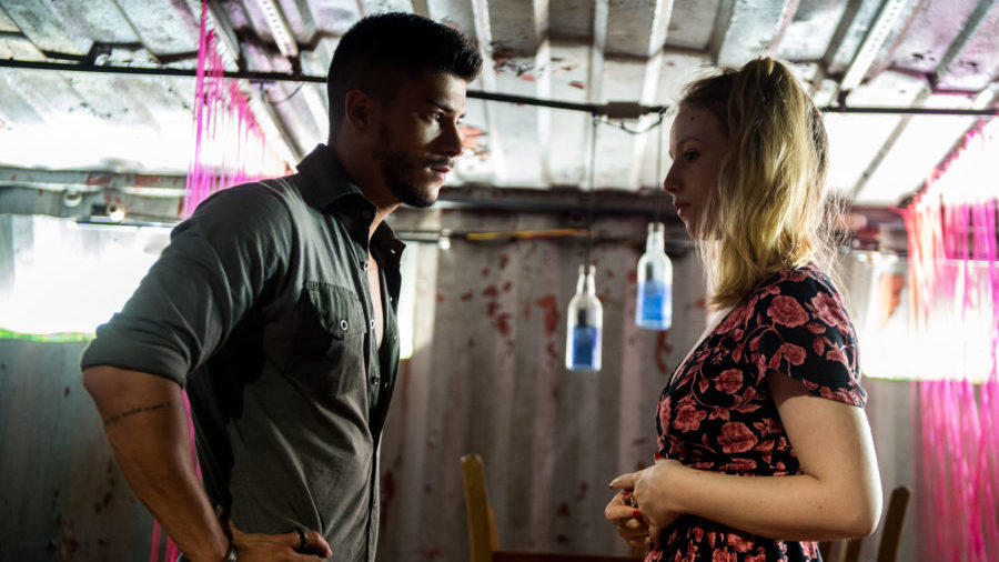 Karina (Malu Rodrigues) e Diego (Arthur Aguiar) em O Outro Lado do Paraíso