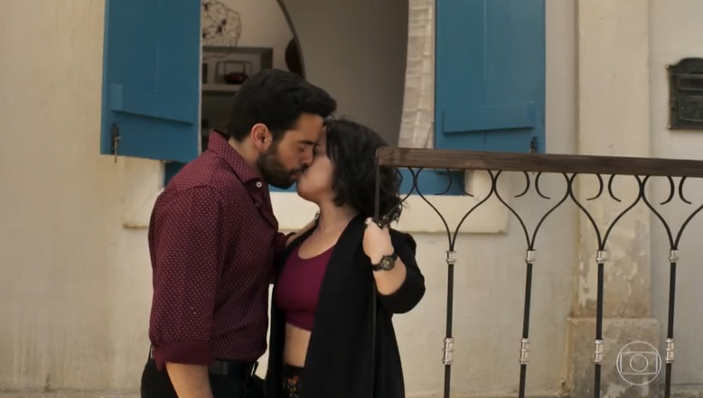 Português beija filha de Sophia (Divulgação/TV Globo)