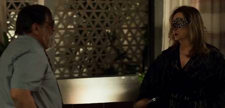 Casal apimenta a relação com fantasias sexuais (Divulgação/TV Globo)