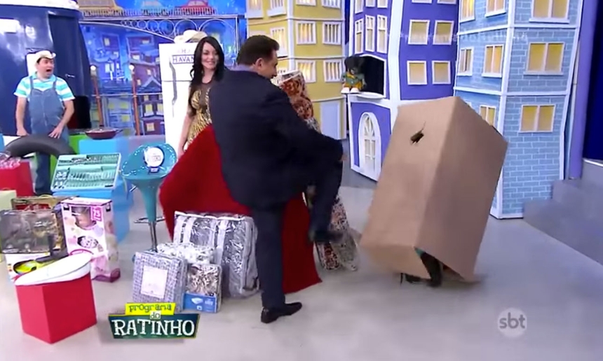 Artista derruba assistente de palco ao vivo (Divulgação/SBT)