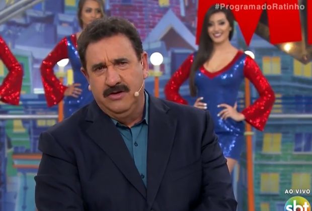 Apresentador incentiva público a ficar atento ao telefone (Divulgação/SBT)