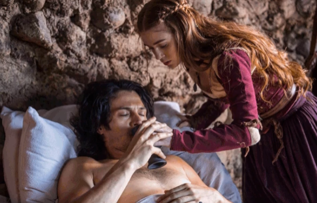 Afonso (Romulo Estrela) e Amália (Marina Ruy Barbosa) de Deus Salve o Rei