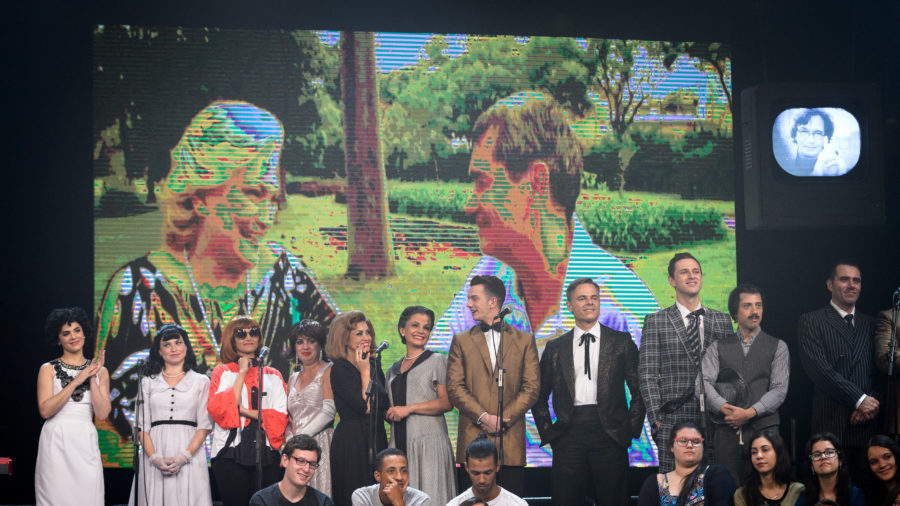 Altas Horas recebe o elenco de Hebe, o Musical e relembra entrevista com a apresentadora
