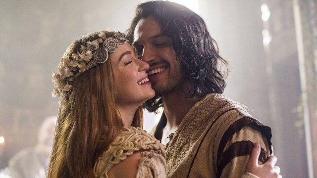 Amalia (Marina Ruy Barbosa) e Afonso (Romulo Estrela) de Deus Salve o Rei