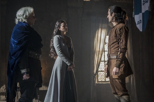 Augusto (Marco Nanini), Catarina (Bruna Marquezine) e Afonso (Romulo Estrela) de Deus Salve o Rei