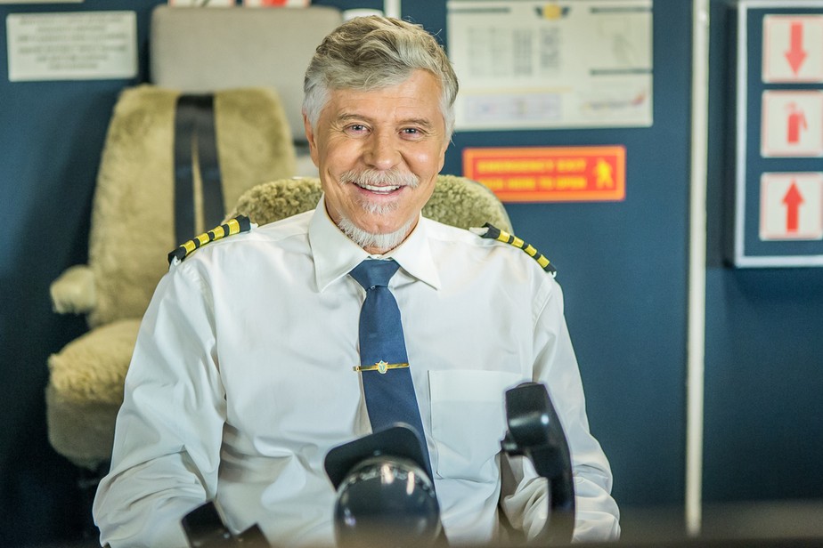 Miguel Falabella é autor e intérprete de Vadeco em Brasil a Bordo