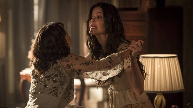 Andreia Horta e Vitória Strada gravam cena de briga em Tempo de Amar (Rede Globo/Divulgação / João Cotta)