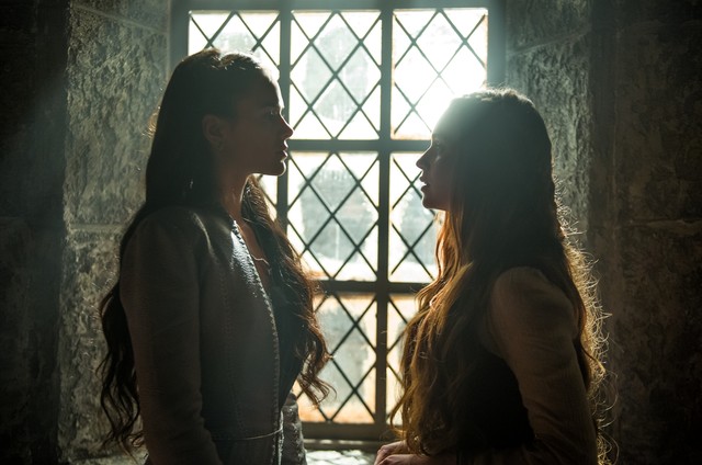 Catarina (Bruna Marquezine) e Amalia (Marina Ruy Barbosa) de Deus Salve o Rei