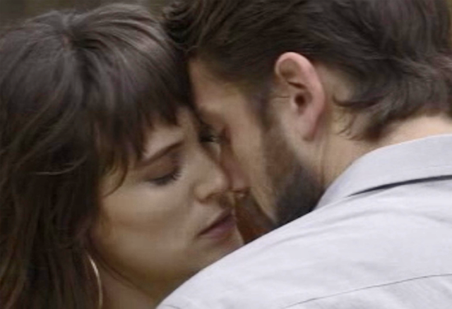 Clara (Bianca Bin) e Renato (Rafael Cardoso) de O Outro Lado do Paraiso