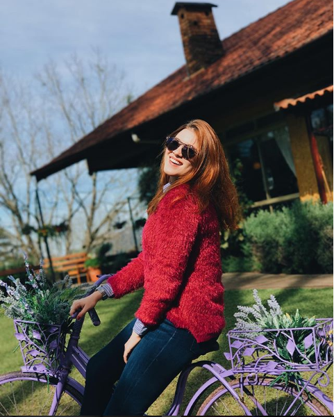 Ana Clara posa durante viagem (Divulgação)