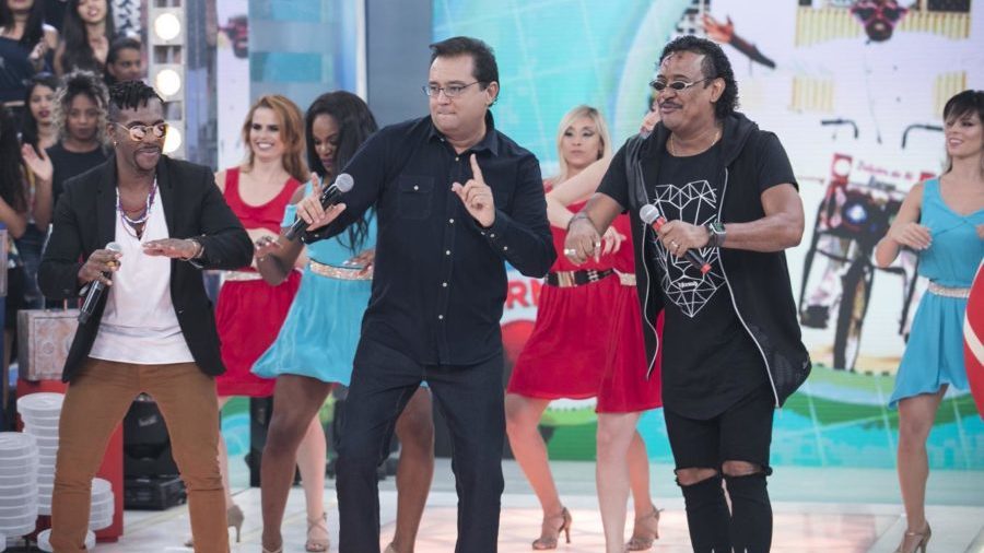 Grupo É o Tchan coloca Geraldo Luís para dançar no Domingo Show