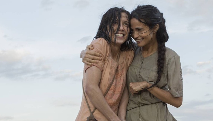 Emília (Marjorie Estiano) e Luzia (Nanda Costa) em Entre Irmãs