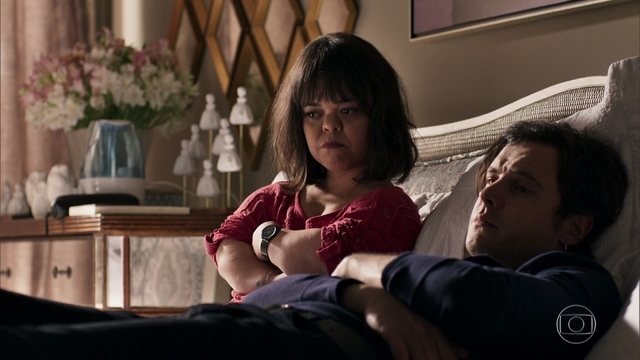 Estela (Juliana Caldas) e Gael (Sergio Guizé) em O Outro Lado do Paraíso