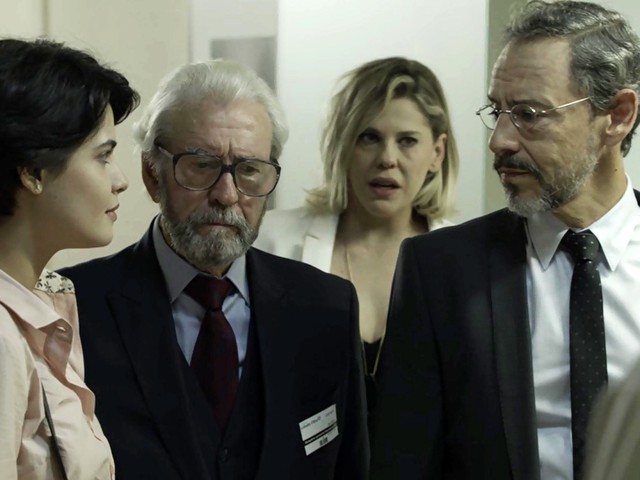 Henrique (Emilio de Mello) assume as despesas de Duda (Gloria Pires) no hospital em O Outro Lado do Paraiso
