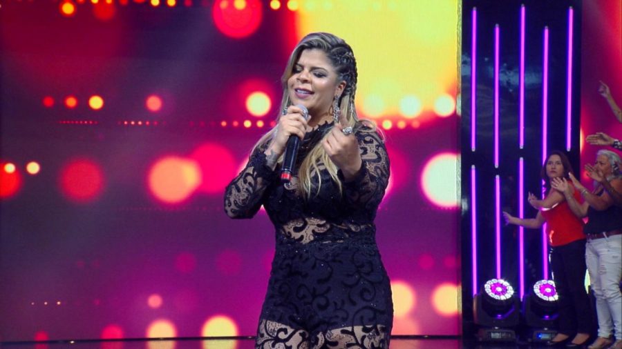 Paula Mattos canta seus sucessos no Hora do Faro