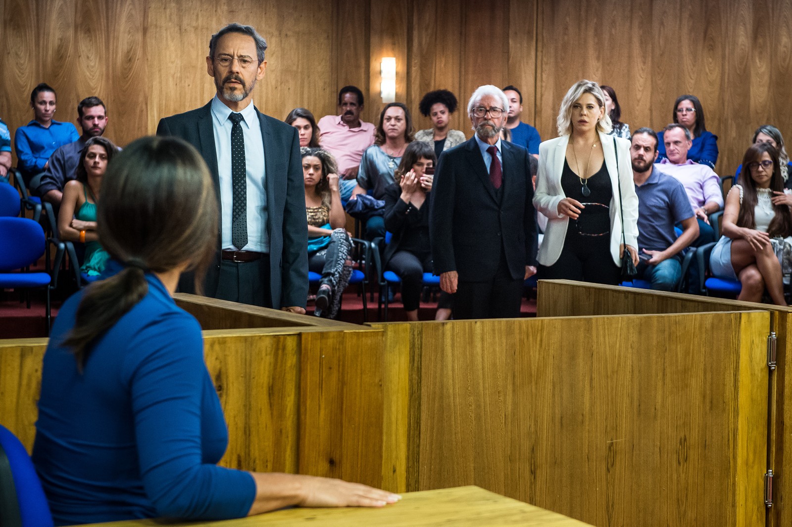 Henrique (Emílio de Mello), Natanael (Juca de Oliveira) e Jô (Bárbara Paz) ficam surpresos ao ver Duda (Gloria Pires)
