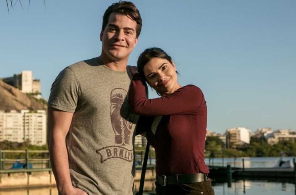 Julio (Thiago Martins) e Antonia (Vanessa Giacomo) de Pega Pega