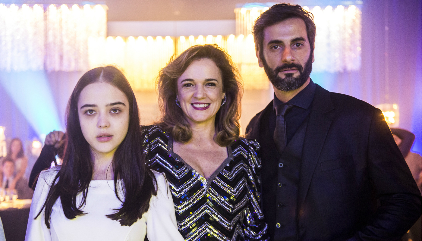 Laura (Bella Pierro), Lorena (Sandra Corveloni) e Vinícius (Flávio Tolezani) em O Outro Lado do Paraíso