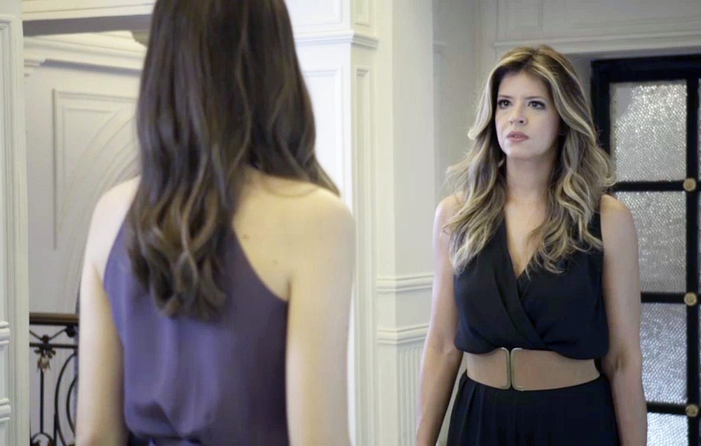 Luiza (Camila Queiroz) e Maria Pia (Mariana Santos) de Pega Pega