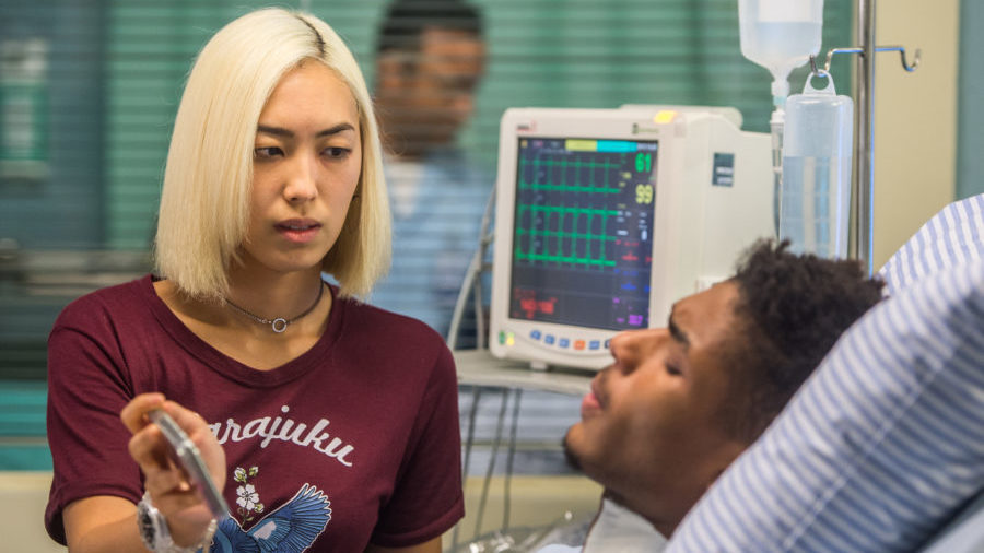Tina (Ana Hikari) mostra foto para Anderson (Juan Paiva) em Malhação Viva a Diferença