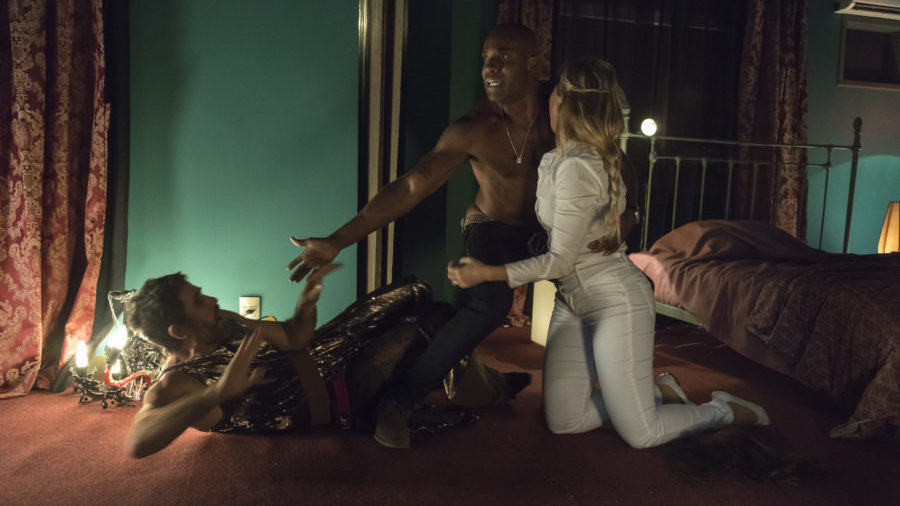 Suzy (Ellen Rocche) flagra Samuel (Eriberto Leão) com Cido (Rafael Zulu) e fica desnorteada